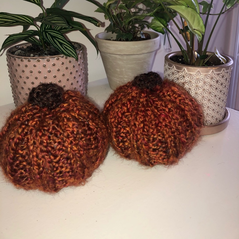 Mini knitted pumpkins